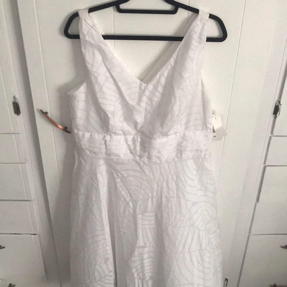 Classic sless double v white dress
